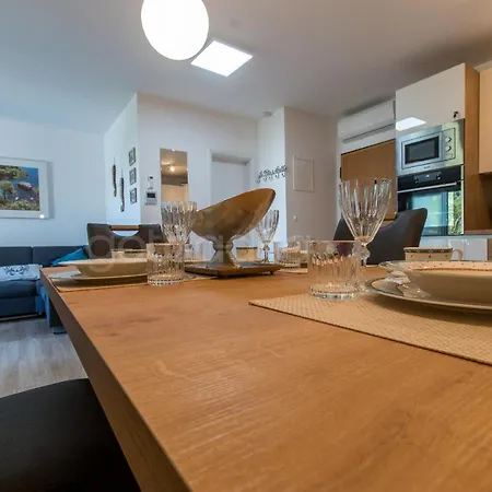Newly Built Apt Jozef דירה *